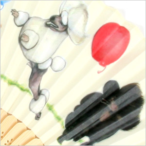 ヤマモトヨーコ　扇子：風船と遊ぶプードルたち3
